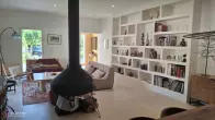 Pièce de vie lumineuse dans une maison contemporaine équipée d’un plancher chauffant-rafraîchissant à Ventabren
